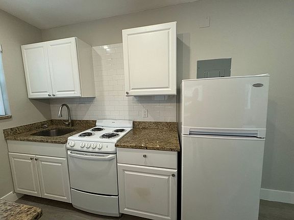 5th image of 716 SE 14th Ct APT 4