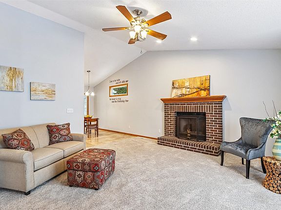 3rd image of 4020 Blue Jay Dr NE