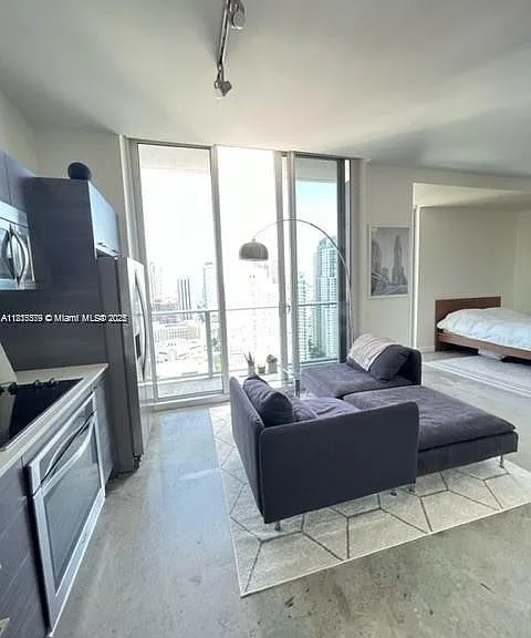 151 SE 1st St #6 — Photo 2