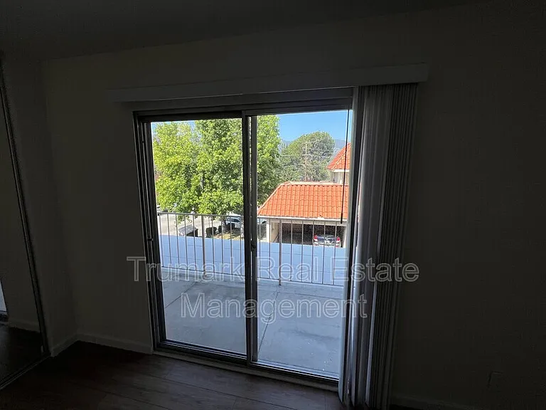 2713 Montrose Ave #4 — Photo 6