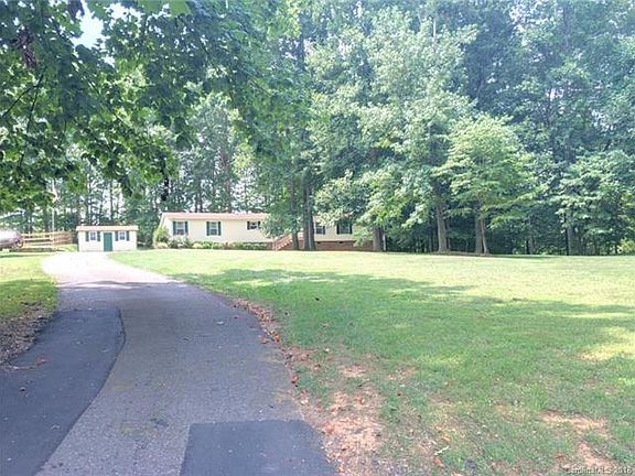 3rd image of 150 Breezeway Ln