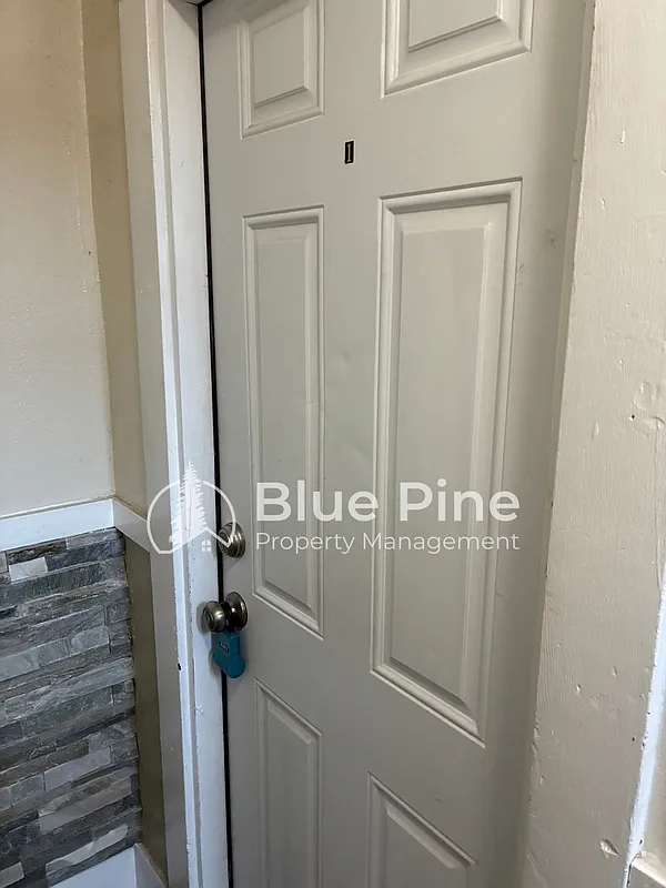 Studio, 1.0 bath, 300 sqft, $650 — Photo 2