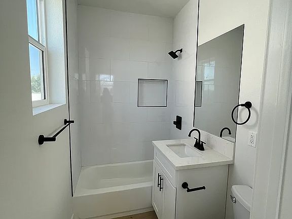 4th image of 6028-2 Craner Ave #4