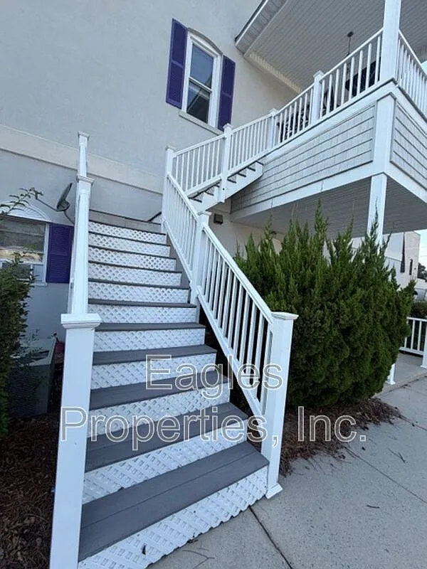 2 bed, 1.0 bath, $1,200 — Photo 3