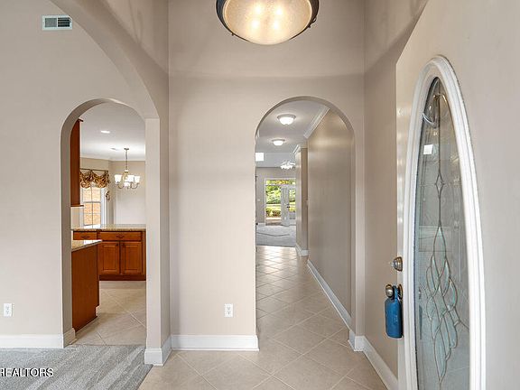 5th image of 914 Altamont Way