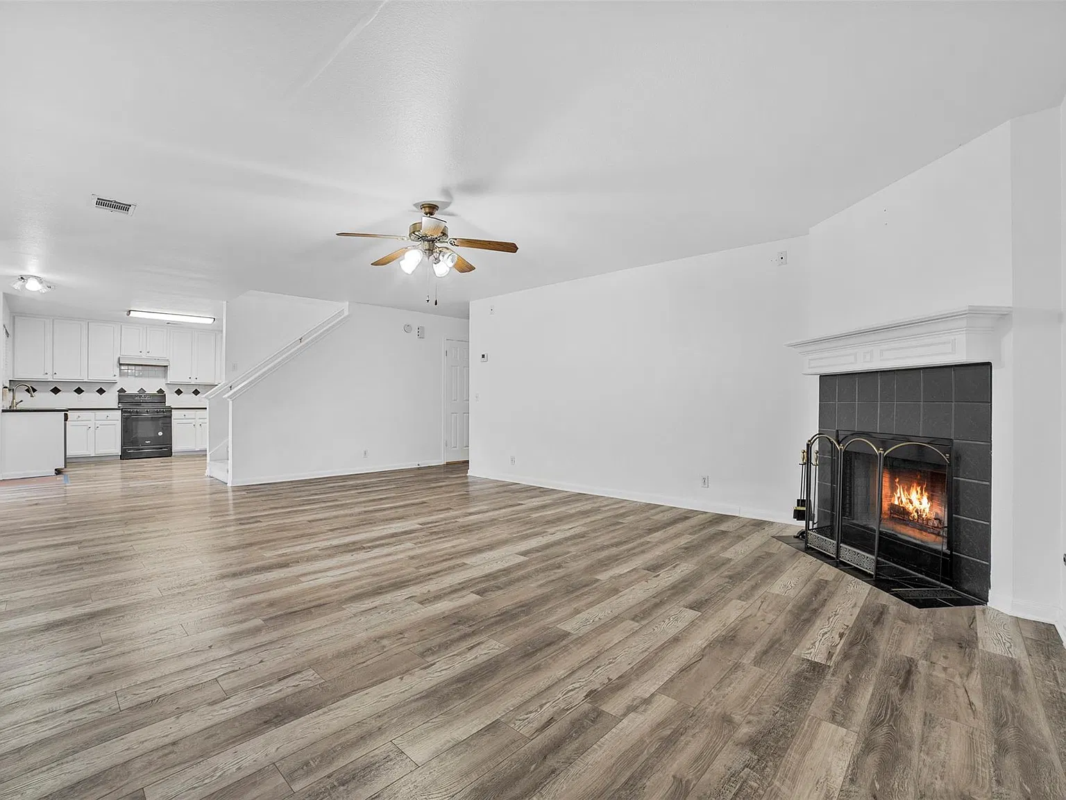 3 bed, 2.5 bath, 2394 sqft, $2,095 — Photo 3