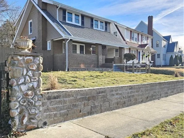 733 Rainbow Dr, Akron, OH 44320