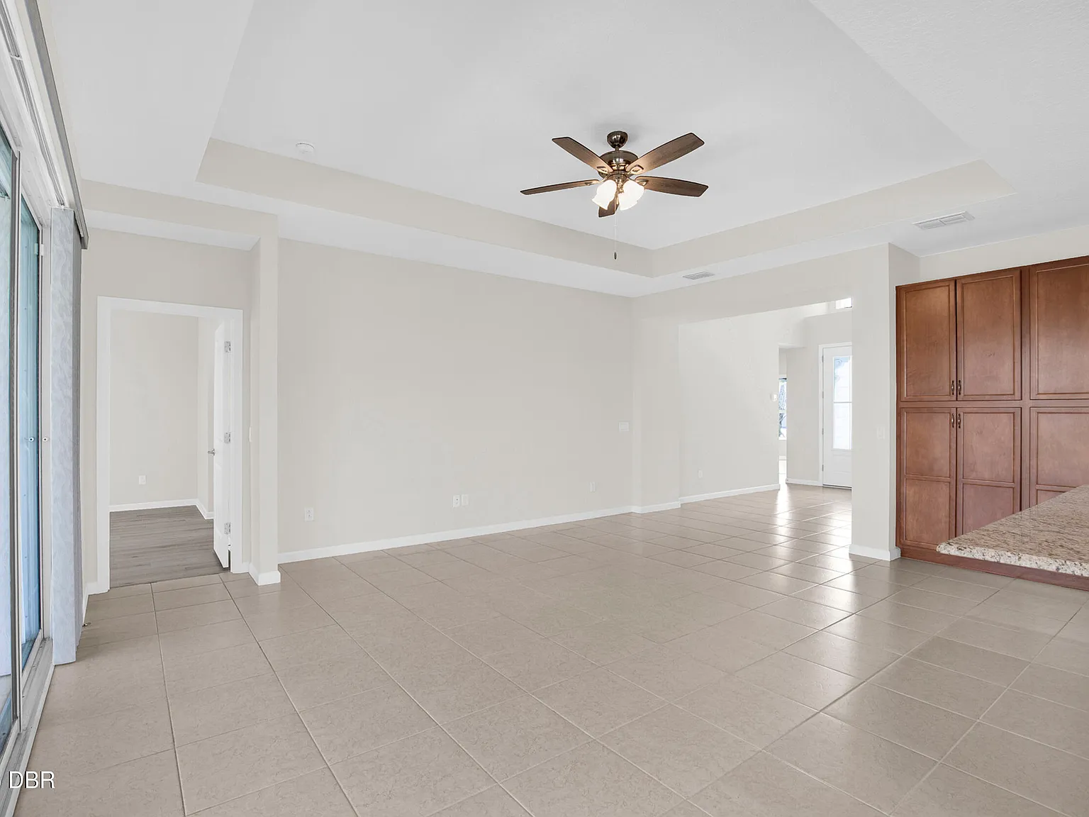 3 bed, 2.0 bath, 1922 sqft, $3,000 — Photo 3