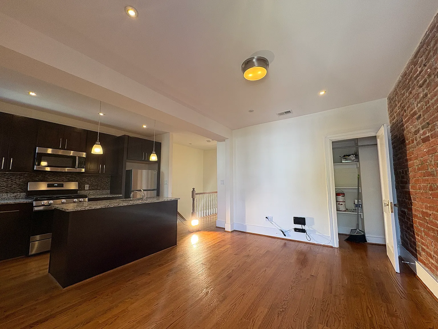 719 Otis Pl — Photo 1