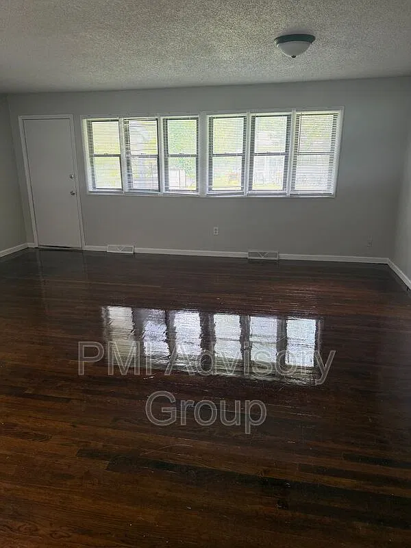 4 bed, 2.0 bath, 1332 sqft, $1,500 — Photo 2