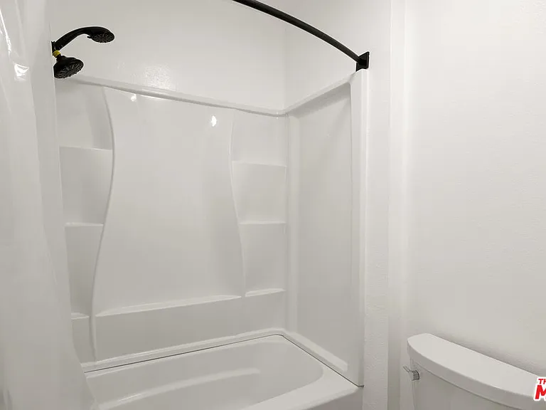 2337 Oak St #2 — Photo 31