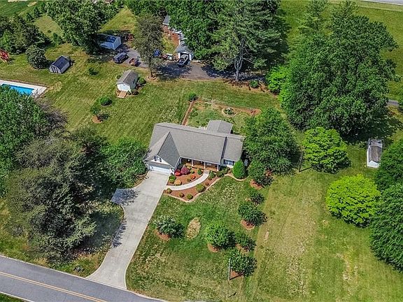 5th image of 183 Devon Ln