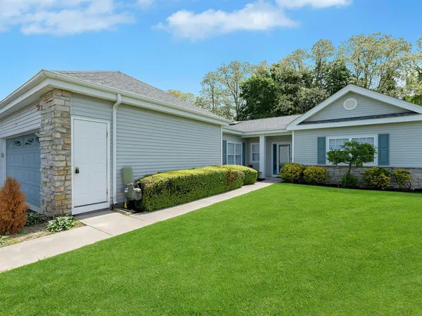 506 Oak Bluff #506, Moriches, NY 11955