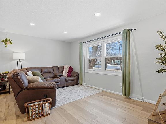 3rd image of 504 2nd Ave NW