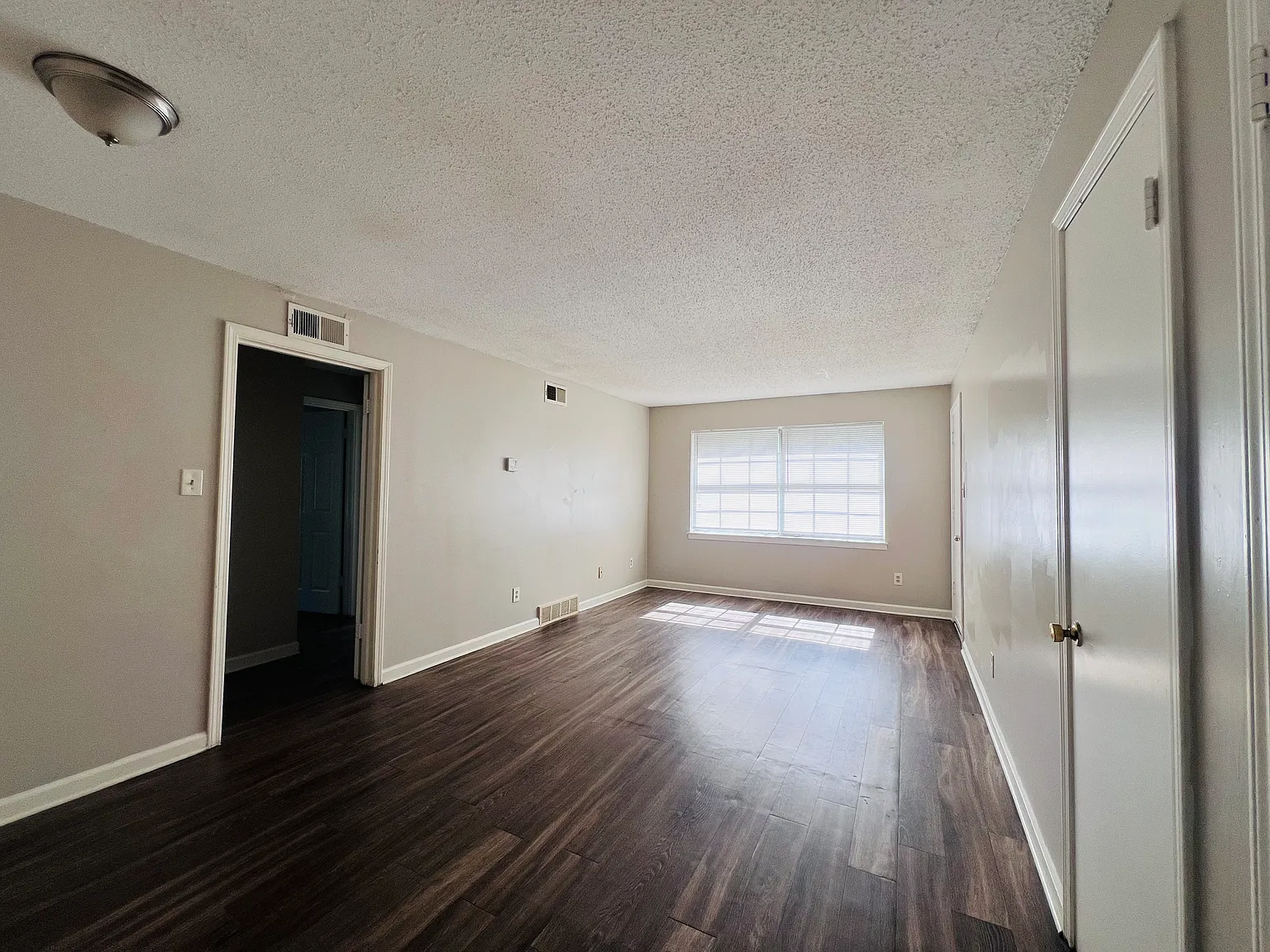 3 bed, 800 sqft, $799 — Photo 4