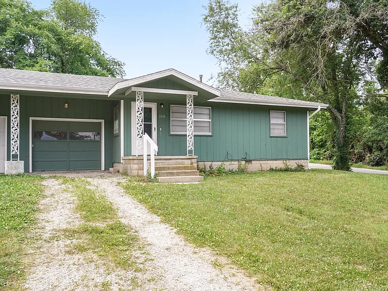 1010 W Lakewood St — Photo 1