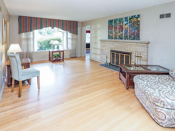3rd image of 1715 Meadowbrook Ln