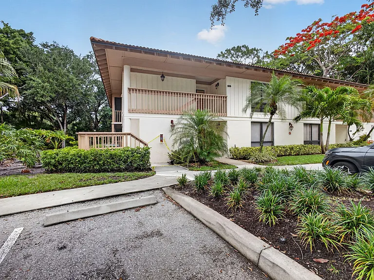 611 Brackenwood Cv — Photo 1