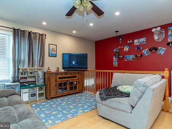3rd image of 204 Lansdowne Ct