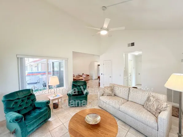 2010 Lawrence Crossley Rd APT 8, Palm Springs, CA 92264