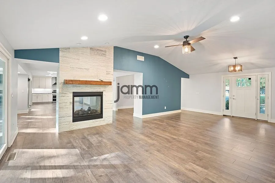 Stunning 3-bedroom 2.5-bathroom in Strongsville!! — Photo 4
