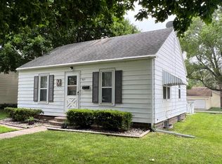 927 10th St NE, Mason City, IA 50401