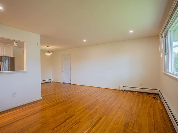 5th image of 9520 Montrose St
