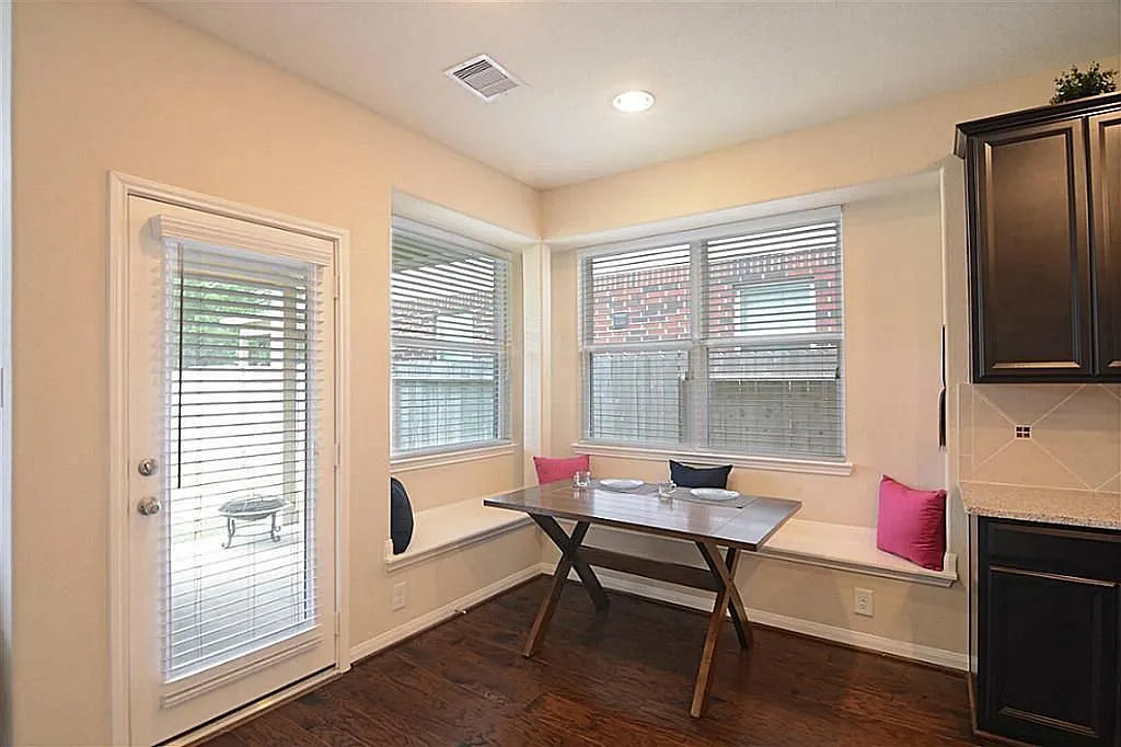 4 bed, 2.5 bath, 2559 sqft, $2,500 — Photo 4