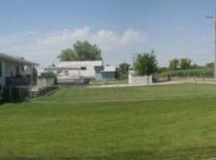 16 Oak Park Dr, Bettendorf, IA 52722