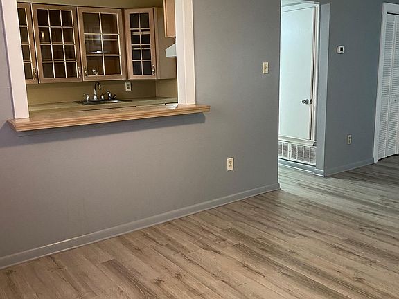 4th image of 300 Jewel St APT 3