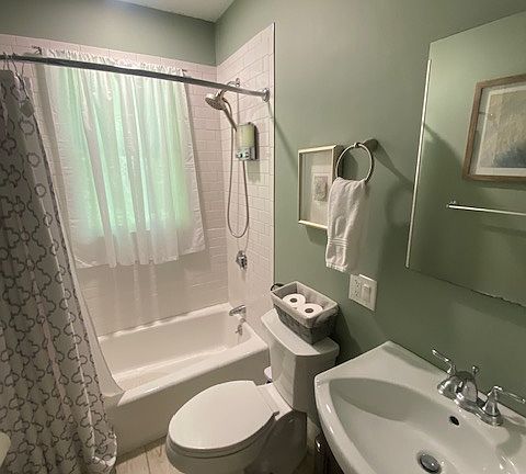 4th image of 371 Lexington St #2