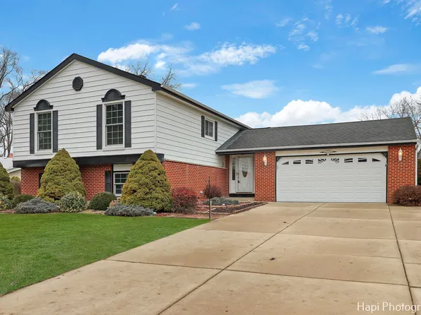 204 Canterbury Dr, McHenry, IL 60050