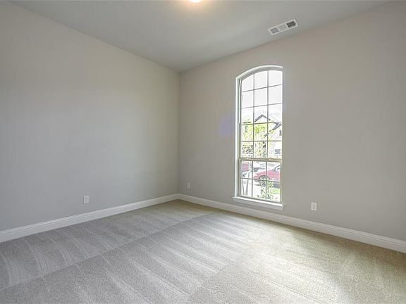 4th image of 2421 Hunters Blvd