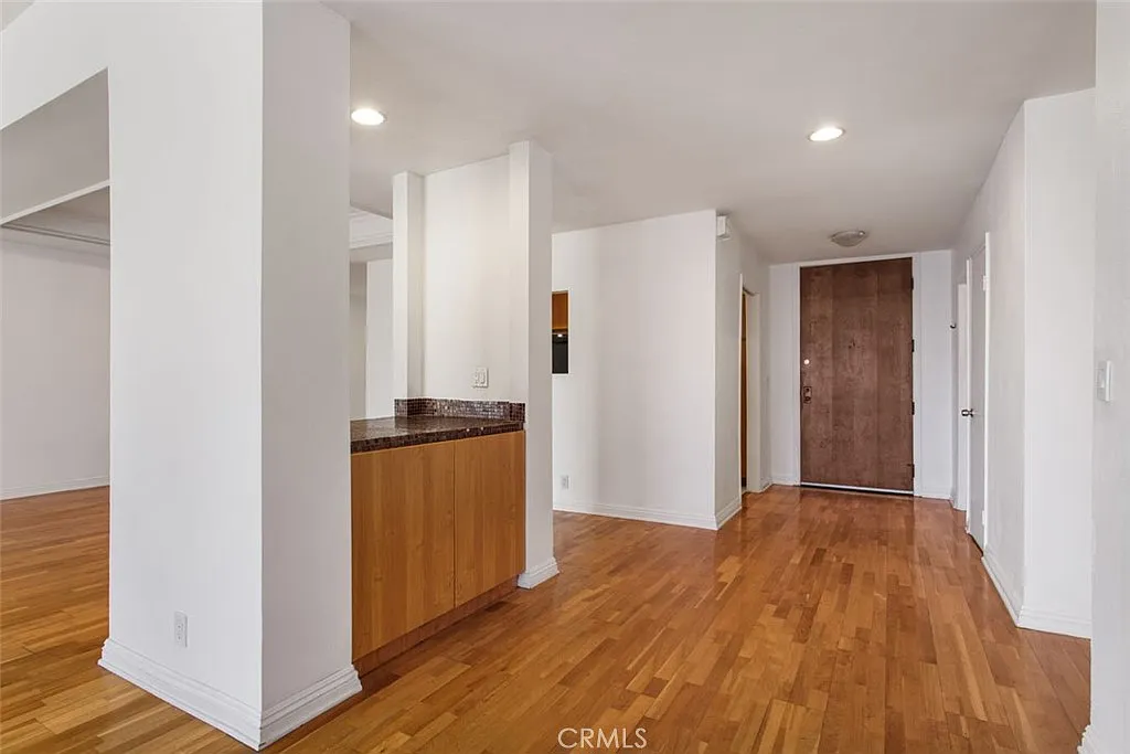 2 bed, 2.5 bath, 2066 sqft, $5,500 — Photo 4
