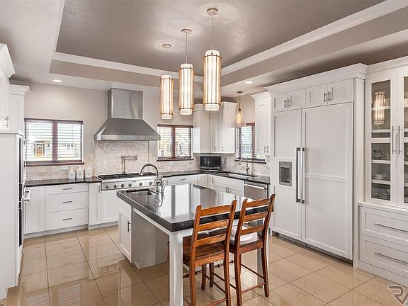 2nd image of 205 W 77th St