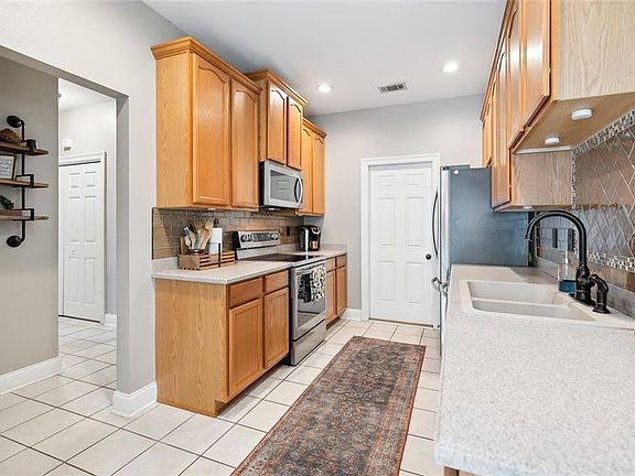 5th image of 200 Short St #A