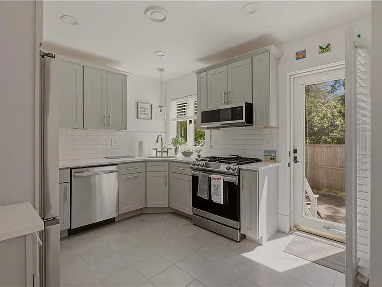 21 Pell St — Photo 9