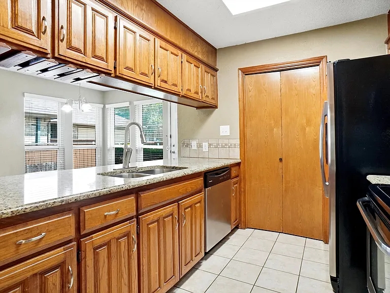 6430 Lago Vista Dr — Photo 7