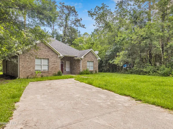 7084 Lauderdale St, Bay Saint Louis, MS 39520