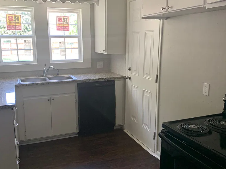 406 N Cedar St — Photo 5