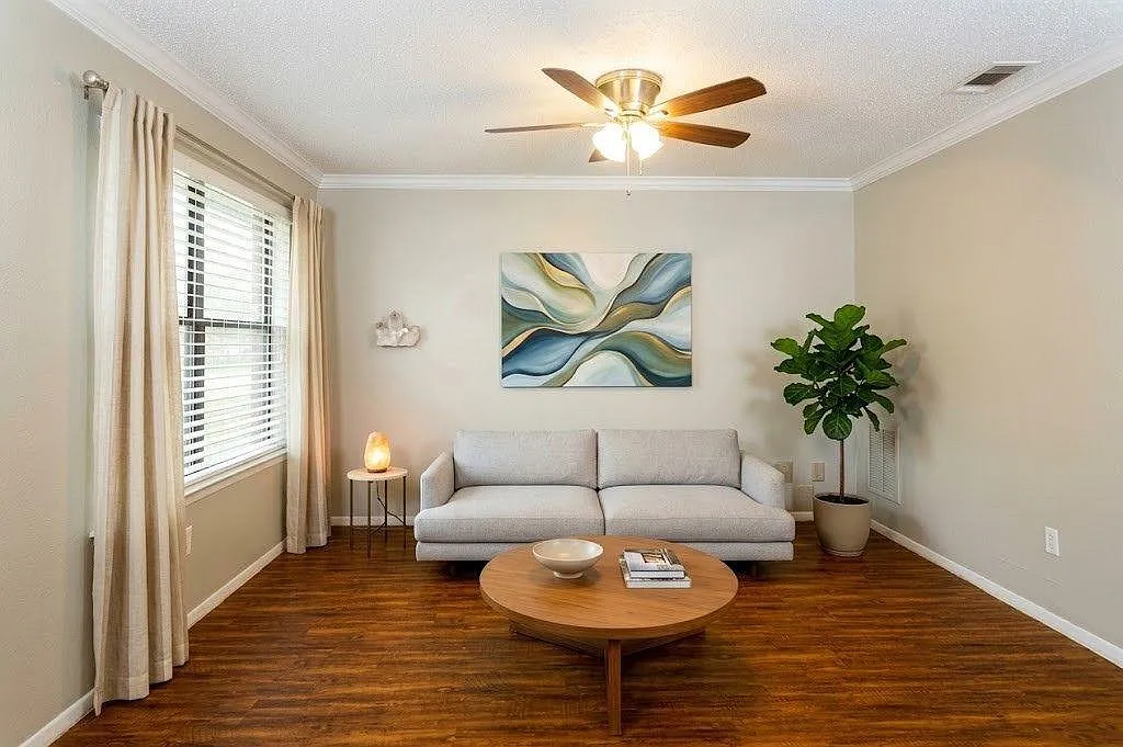 2 bed, 1.0 bath, 800 sqft, $899 — Photo 1