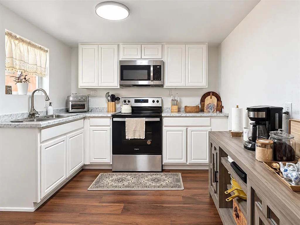 3 bed, 1.0 bath, 940 sqft, $1,750 — Photo 2