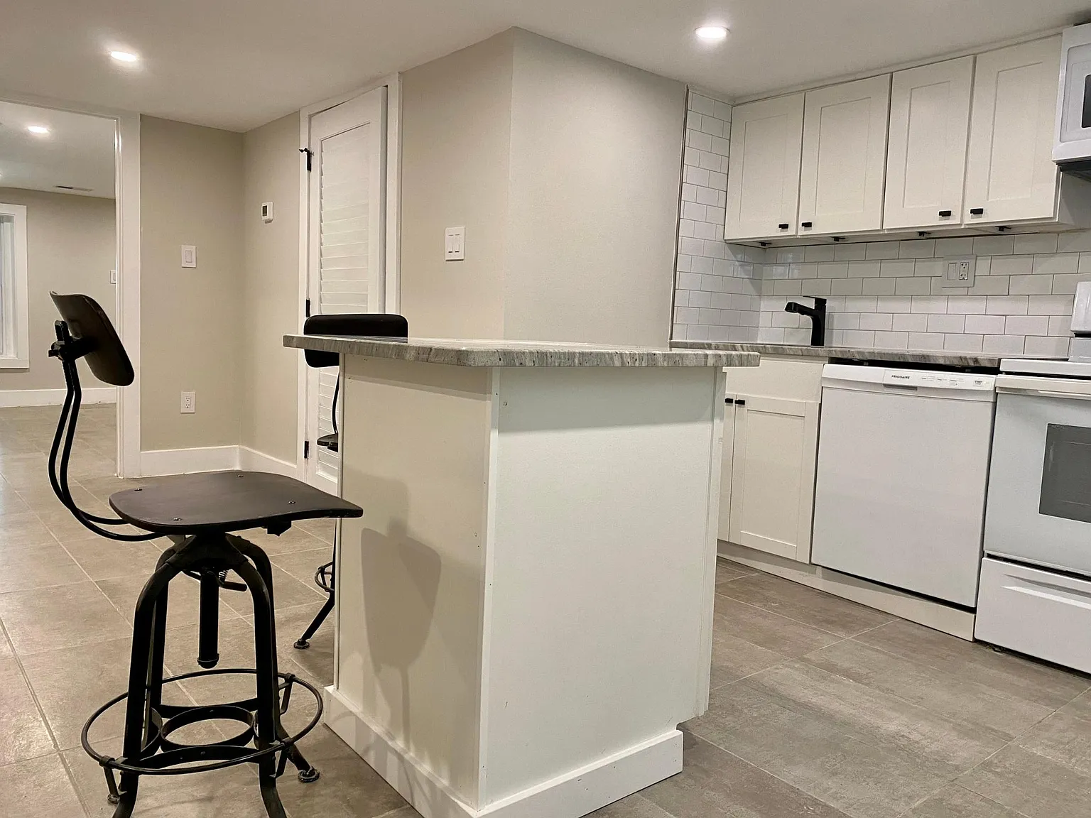 2 bed, 700 sqft, $2,400 — Photo 4