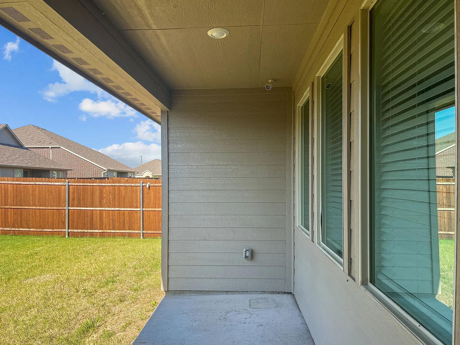 4 bed, 2.5 bath, 2348 sqft, $2,350 — Photo 2