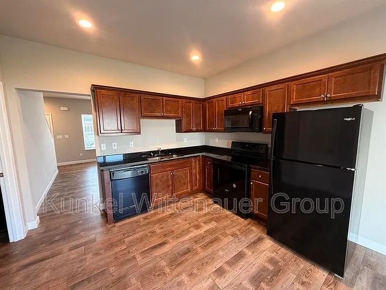 8401 Allied Way — Photo 6