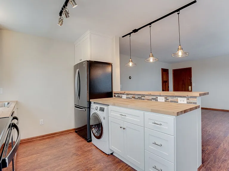 441 Grand Ave — Photo 2
