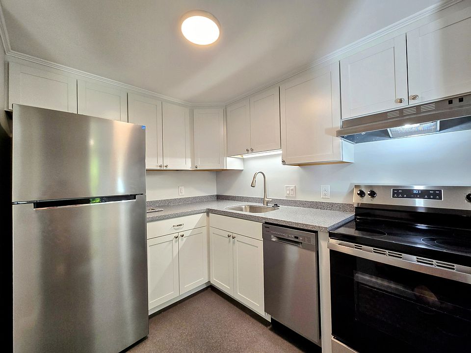 Brand-new kitchen with stainless steel appliances!