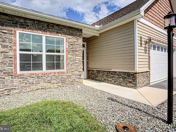 5th image of 147 Blackbird Ln
