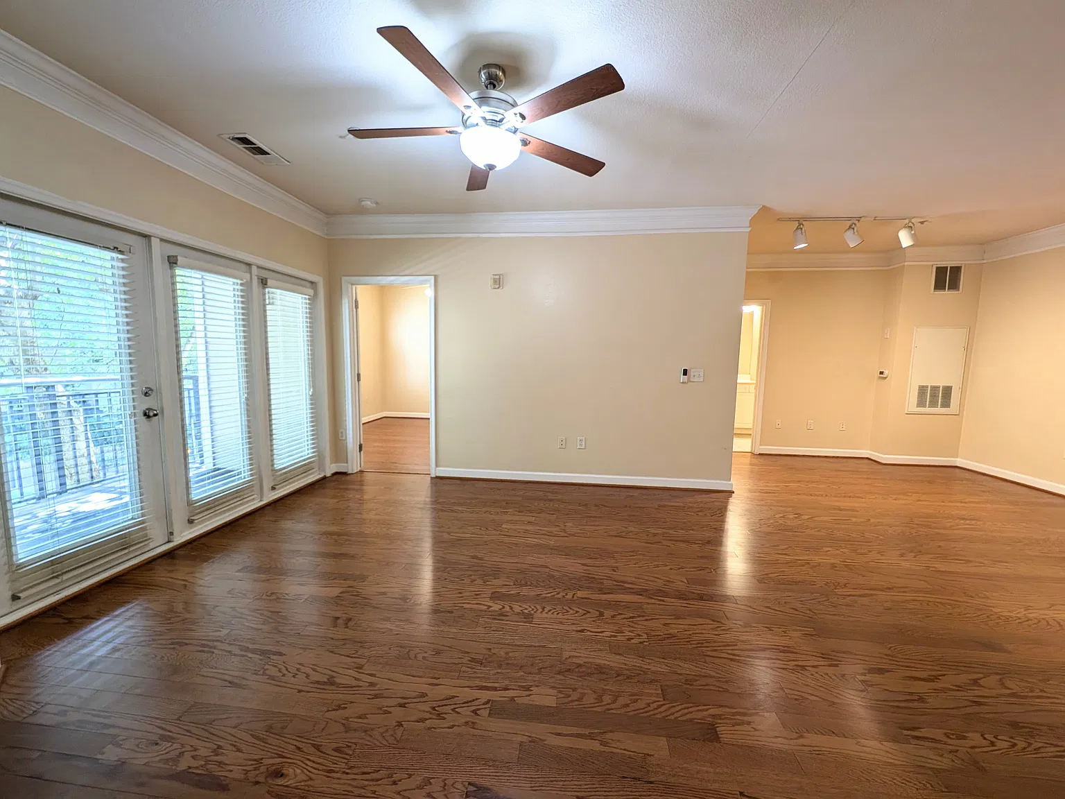 501 Hungerford Dr — Photo 3
