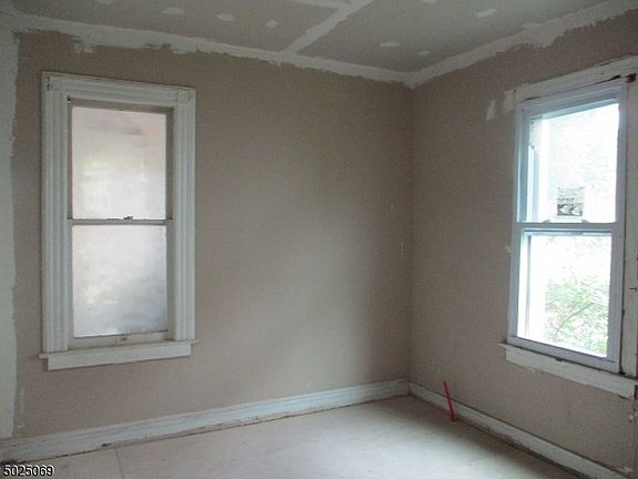 4th image of 660-62 Lyons Ave